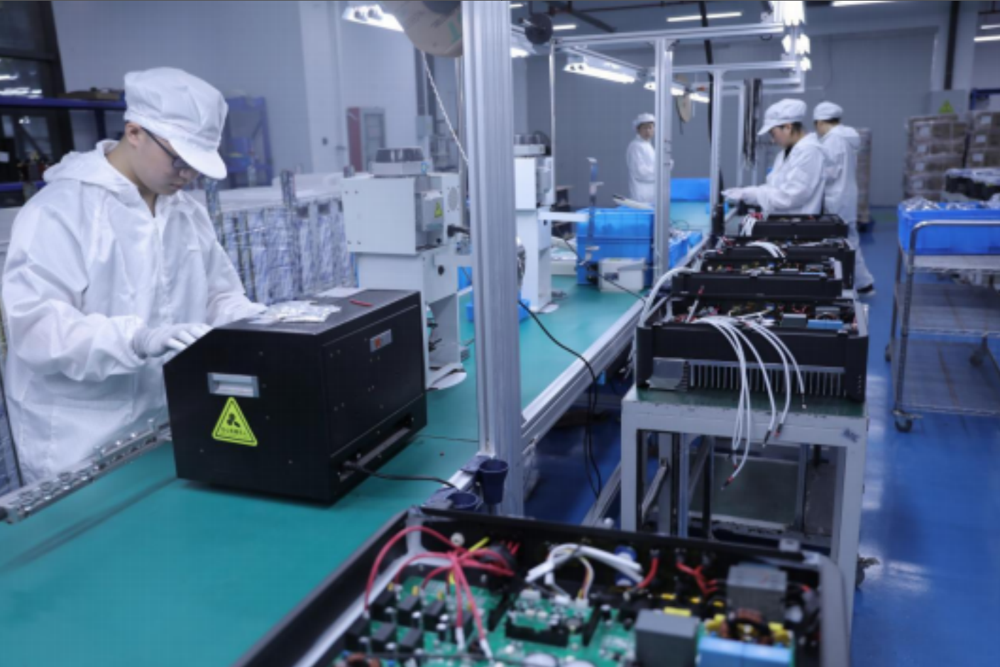 Donde la red se encuentra con el almacenamiento: Cómo la fabricación de inversores híbridos influye en la estabilidad del sistema