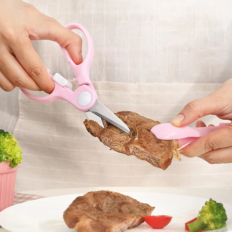 مجموعة مقصات للأطفال مصممة لتحضير طعام الأطفال