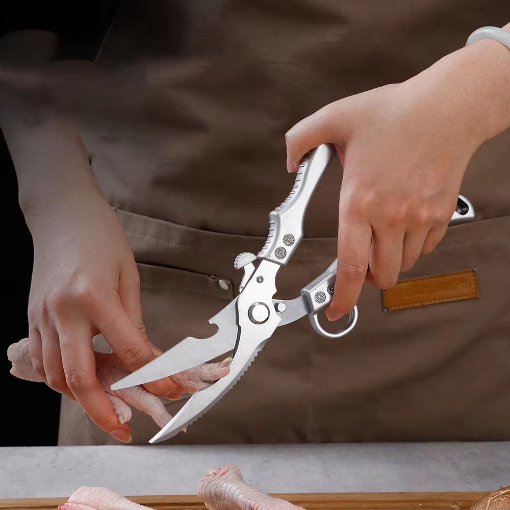 Kitchen shears with safety lock design