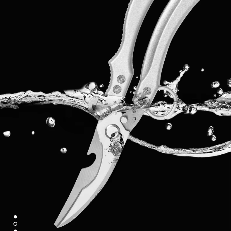 Kitchen shears with safety lock design