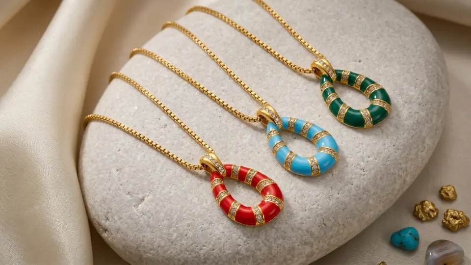 Collier en acier inoxydable plaqué or PVD 18 carats avec émail vert et pierres tchèques