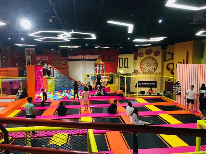 parque de trampolines (2).webp