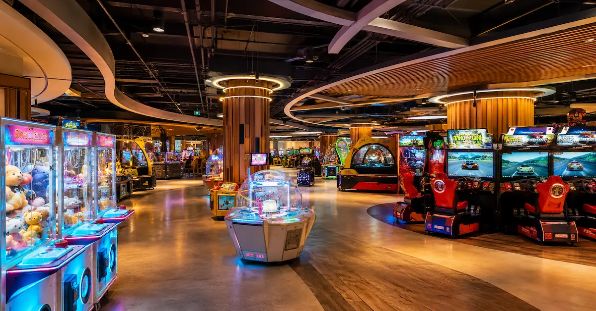 Escena de un moderno centro de juegos arcade.