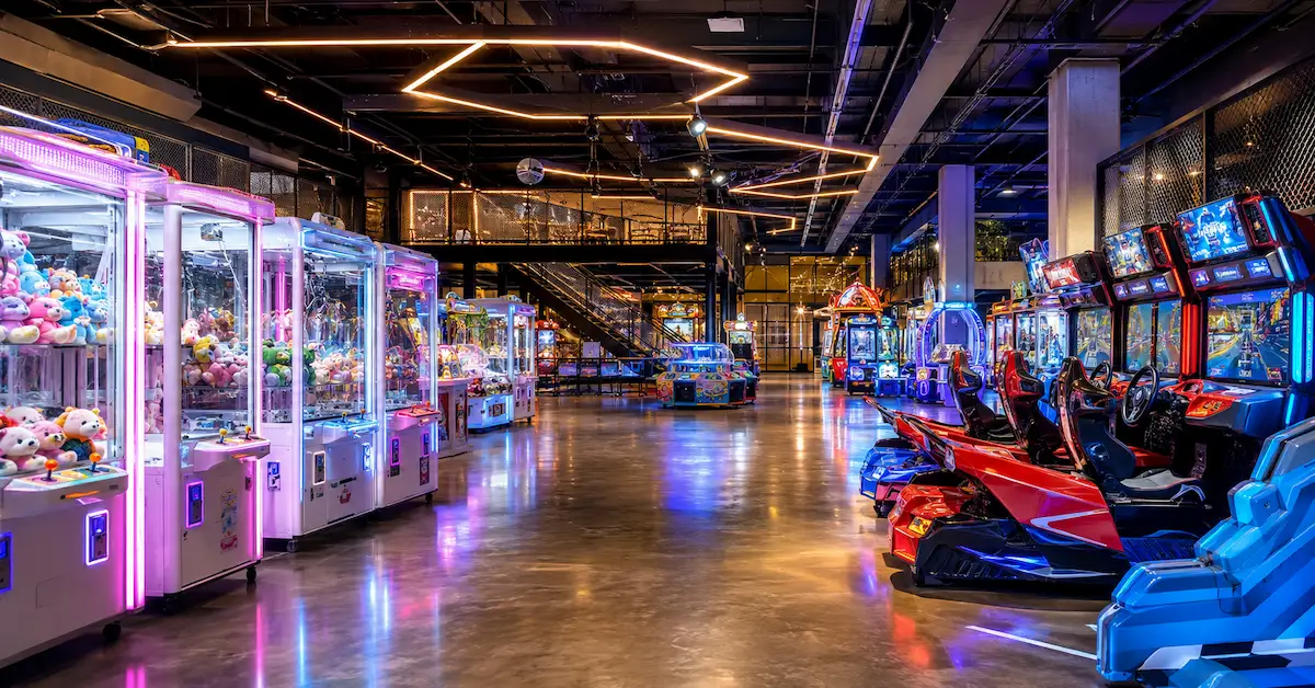 Escena de una zona de juegos arcade moderna