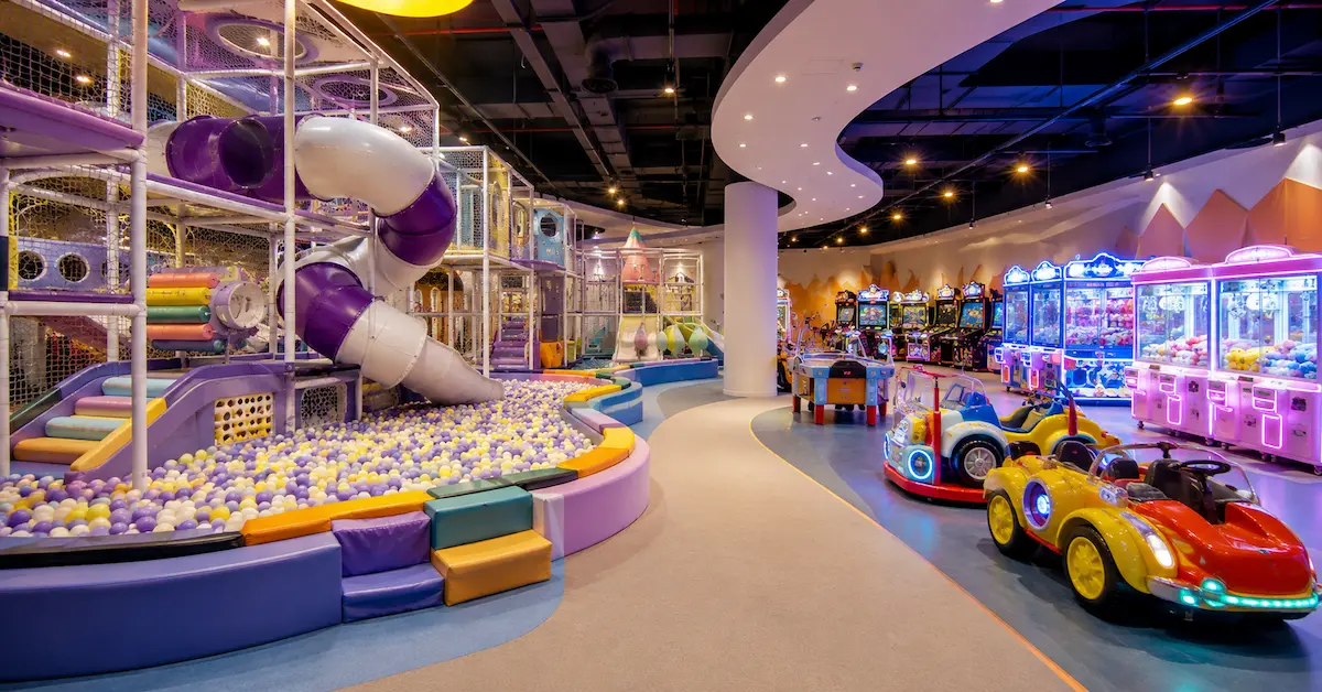 Escena de zona de juegos recreativos en un parque infantil cubierto