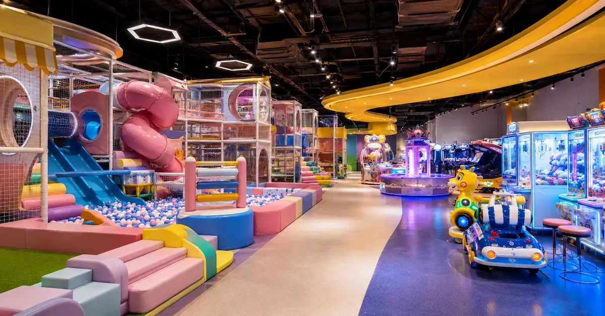 Escena de zona de juegos recreativos en un parque infantil cubierto