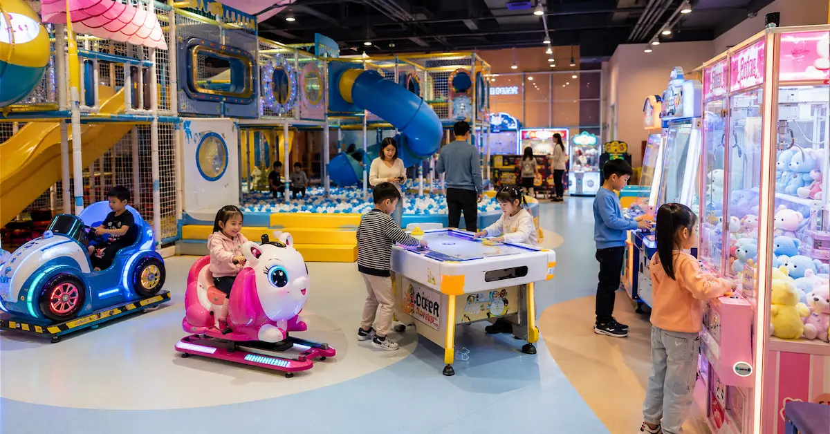 Zona de juegos recreativos cubierta y área de diversión familiar